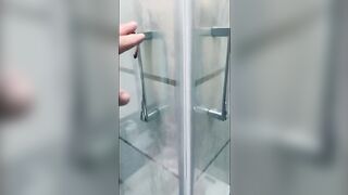 Fidanzata ripresa nella doccia