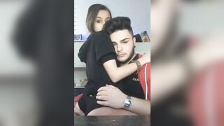 Le palpa il culo si Instagram ma non riesce a scoparla