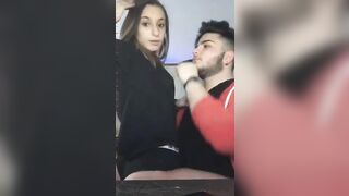 Le palpa il culo si Instagram ma non riesce a scoparla