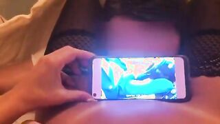 Mentre suo marito le lecca la fica guarda me