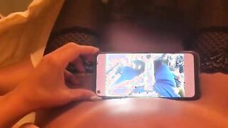 Mentre suo marito le lecca la fica guarda me