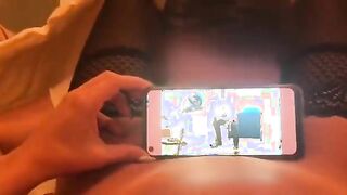 Mentre suo marito le lecca la fica guarda me