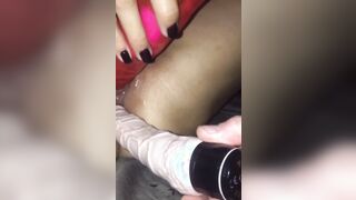 Masturba moglie con due sex toys in doppia