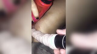 Masturba moglie con due sex toys in doppia