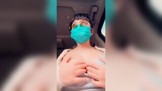 Morettina mostra le tette in auto