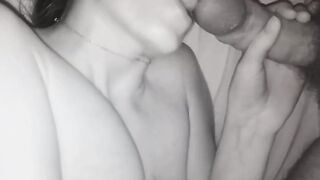 Pompino in bianco e nero fidanzata che lustra la cappella