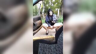 Scende dalla macchina e piscia MILF ITALIANA TROIA