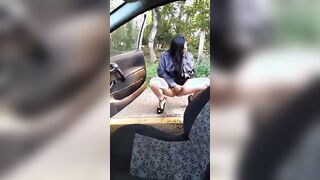 Scende dalla macchina e piscia MILF ITALIANA TROIA