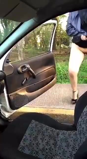 Scende dalla macchina e piscia MILF ITALIANA TROIA