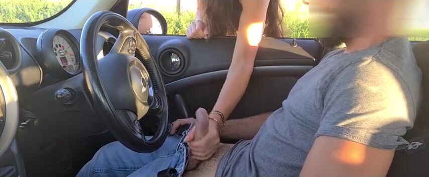 SEGA SCONOSCIUTA in macchina con gente che passa