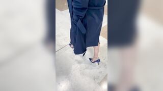 MILF ITALIANA ESIBIZIONISTA al centro commerciale