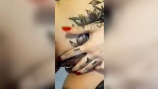 Ditalino fichetta tatuata