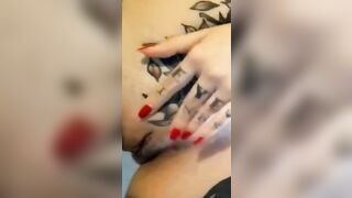 Ditalino fichetta tatuata