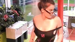 Sophie Codegoni  doccia sexy al GFVip