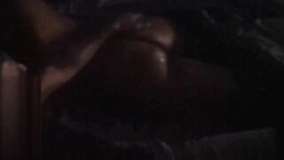 Filma il bull che palpa il culo di sua moglie e il cornuto si sega