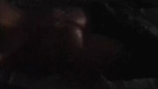 Filma il bull che palpa il culo di sua moglie e il cornuto si sega