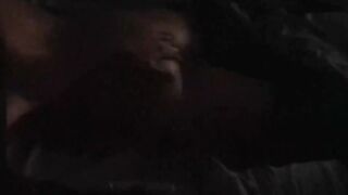 Filma il bull che palpa il culo di sua moglie e il cornuto si sega