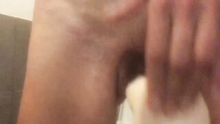 Mia moglie si masturba col vibratore davanti a me