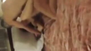 18 enne italiana ripresa da amica mentre scopa con vecchio