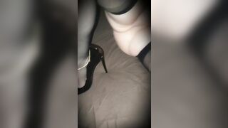 Moglie sexy in lingerie lo prende in bocca per un pompino