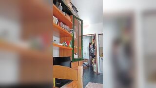 Un po' di fica e un po' di culo fumando una sigaretta su cam4