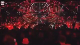 CON I PIEDI CON LE MANI CON LA TESTA CON IL CULO CIAO CIAO