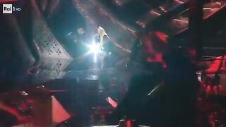 CON I PIEDI CON LE MANI CON LA TESTA CON IL CULO CIAO CIAO