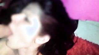 Moglie sborrata in bocca davanti al cornuto