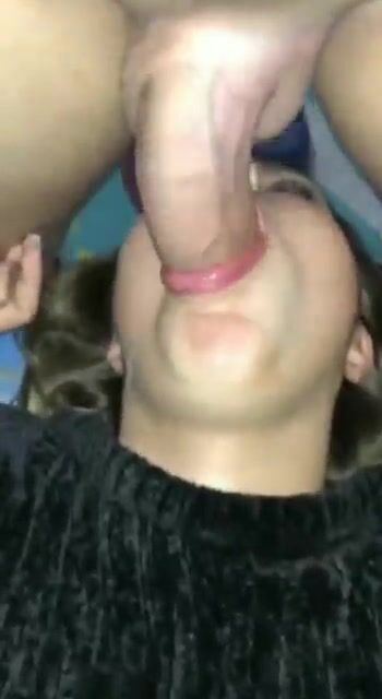 MA SEI SCEMO? Spinge il cazzo in gola alla sua donna