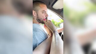 Piedi in faccia mentre guida