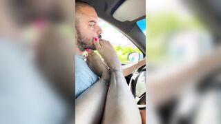 Piedi in faccia mentre guida