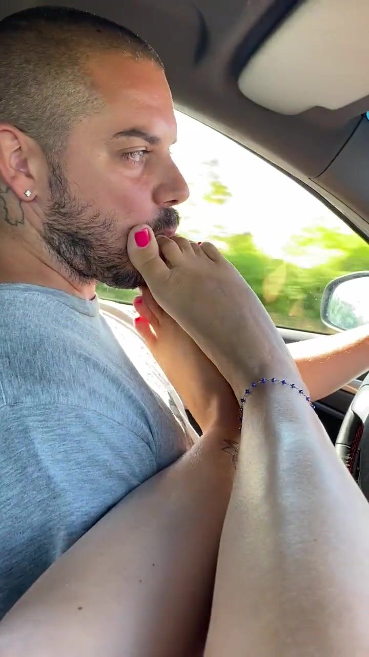 Piedi in faccia mentre guida