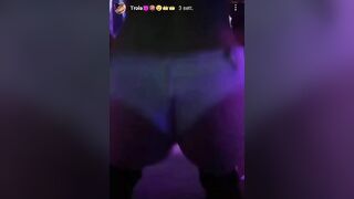 Teen con bel culo balla in discoteca