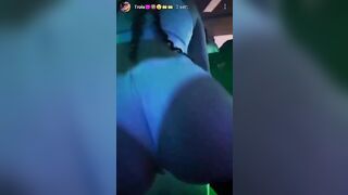 Teen con bel culo balla in discoteca