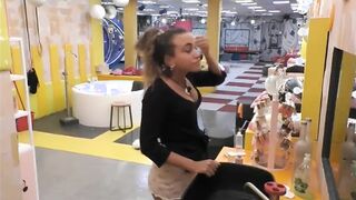 Sophie Codegoni upskirt giocando a biliardo