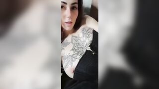 Ragazza italiana tatuata sega il fidanzato e si fa inculare