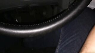 Fidanzata italiana gli fa una pompa in macchina