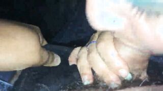 Fidanzata italiana gli fa una pompa in macchina