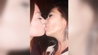Martina Smeraldi bacio lesbo