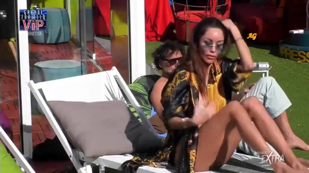 Concorrenti del grande fratello vip prendono il sole in bikini