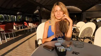 Upskirt ragazza italiana fica al bar senza mutandine