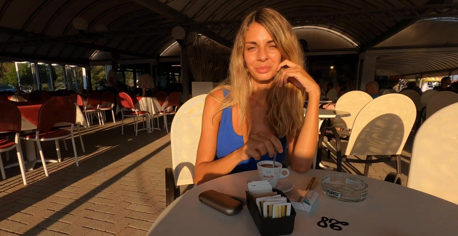 Upskirt ragazza italiana fica al bar senza mutandine