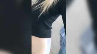 La mia puttana si masturba per un amico