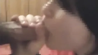 Pompino 18 enne timida che non ingoia e si fa sborrare in mano