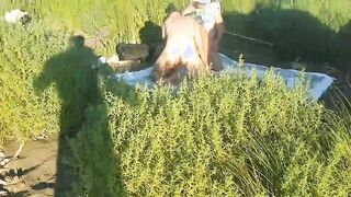 Offro la mia puttana a due singoli all'aperto che se la trombano