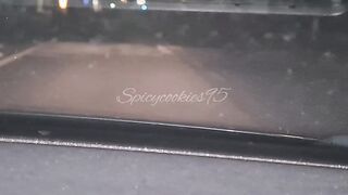 Fidanzata sega sconosciuti nel parcheggio