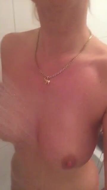 Jessica teen tettona italiana in doccia