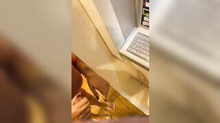 Pompino allo sportello del bancomat