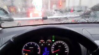 Fa palpare le tette della sua ragazza a lavavetri di colore al semaforo