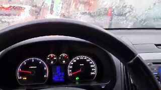 Fa palpare le tette della sua ragazza a lavavetri di colore al semaforo